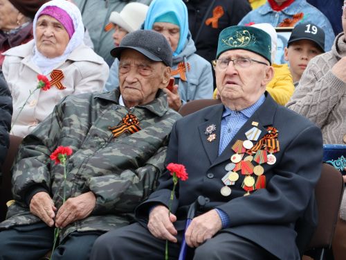 Җиңү килде җирне нурга күмеп, Шатлык белән күзне чылатып!