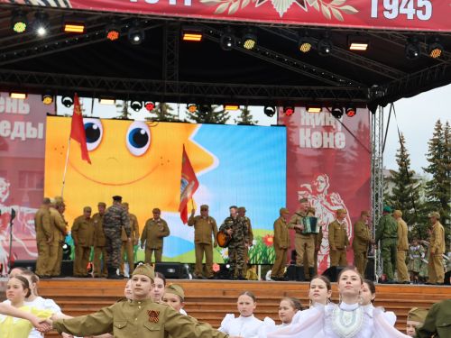Җиңү килде җирне нурга күмеп, Шатлык белән күзне чылатып!