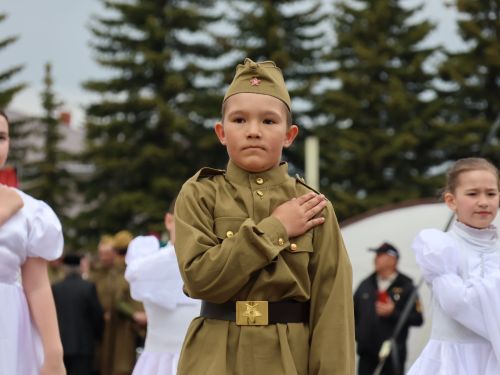 Җиңү килде җирне нурга күмеп, Шатлык белән күзне чылатып!