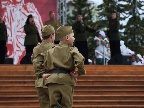 Җиңү килде җирне нурга күмеп, Шатлык белән күзне чылатып!