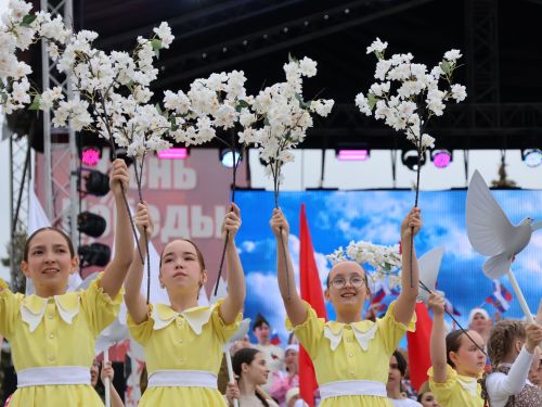 Җиңү килде җирне нурга күмеп, Шатлык белән күзне чылатып!