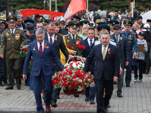 Җиңү килде җирне нурга күмеп, Шатлык белән күзне чылатып!