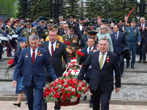 Җиңү килде җирне нурга күмеп, Шатлык белән күзне чылатып!
