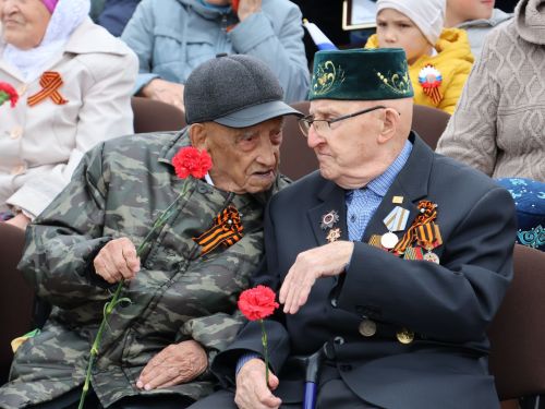 Җиңү килде җирне нурга күмеп, Шатлык белән күзне чылатып!
