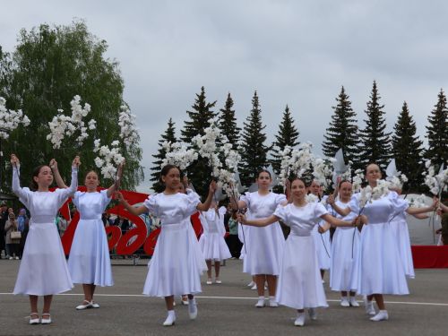 Җиңү килде җирне нурга күмеп, Шатлык белән күзне чылатып!
