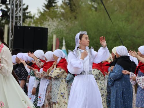Җиңү килде җирне нурга күмеп, Шатлык белән күзне чылатып!