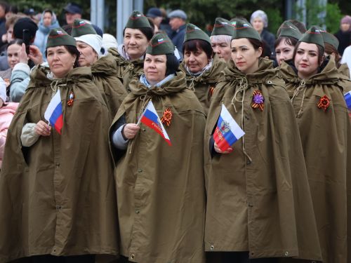 Җиңү килде җирне нурга күмеп, Шатлык белән күзне чылатып!