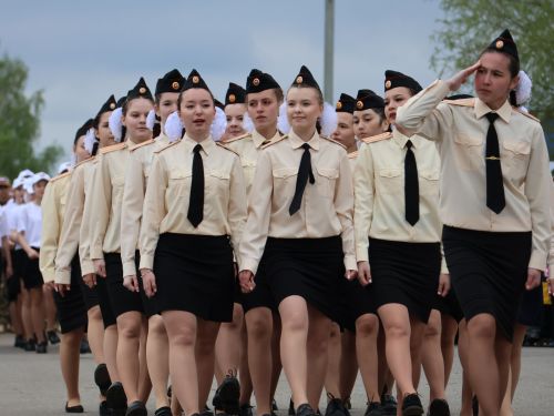 Җиңү килде җирне нурга күмеп, Шатлык белән күзне чылатып!