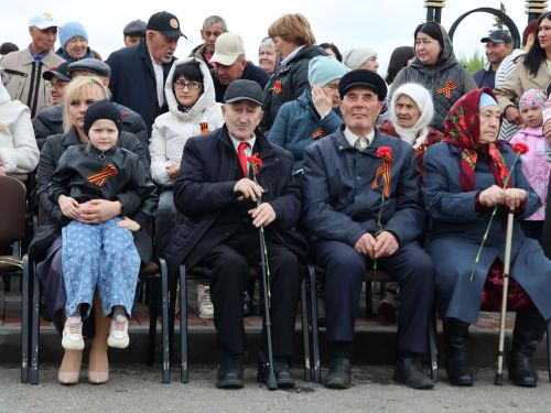 Җиңү килде җирне нурга күмеп, Шатлык белән күзне чылатып!