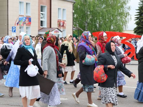 Җиңү килде җирне нурга күмеп, Шатлык белән күзне чылатып!