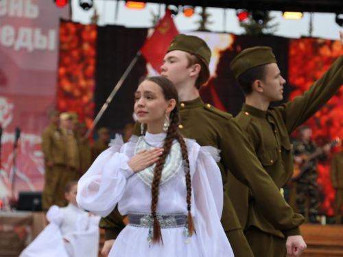 Җиңү килде җирне нурга күмеп, Шатлык белән күзне чылатып!