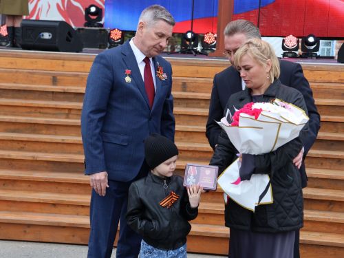 Җиңү килде җирне нурга күмеп, Шатлык белән күзне чылатып!