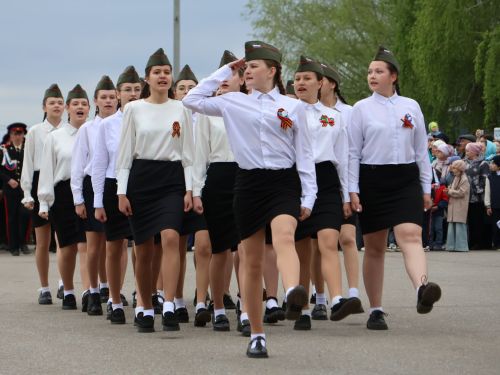 Җиңү килде җирне нурга күмеп, Шатлык белән күзне чылатып!