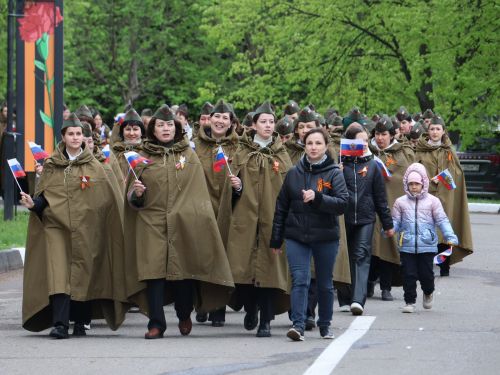 Җиңү килде җирне нурга күмеп, Шатлык белән күзне чылатып!