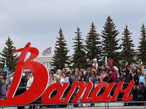 Җиңү килде җирне нурга күмеп, Шатлык белән күзне чылатып!