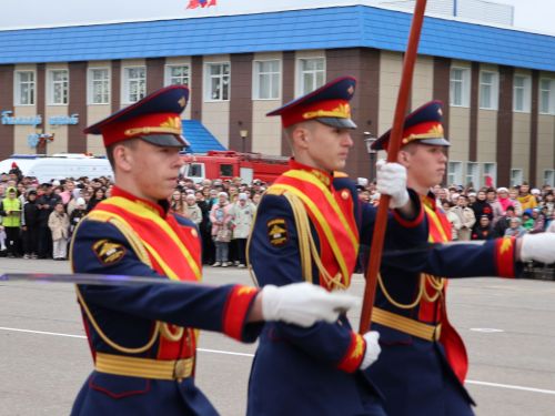 Җиңү килде җирне нурга күмеп, Шатлык белән күзне чылатып!