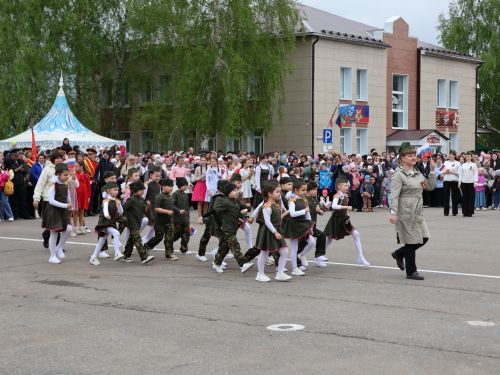 Җиңү килде җирне нурга күмеп, Шатлык белән күзне чылатып!