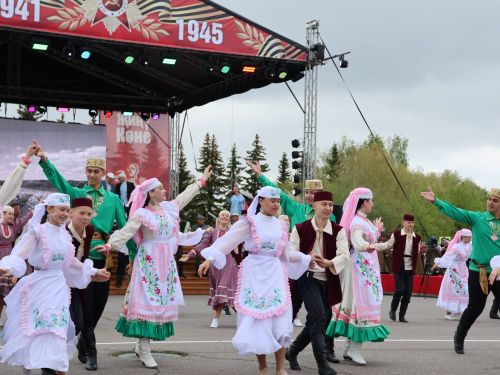 Җиңү килде җирне нурга күмеп, Шатлык белән күзне чылатып!
