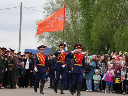 Җиңү килде җирне нурга күмеп, Шатлык белән күзне чылатып!