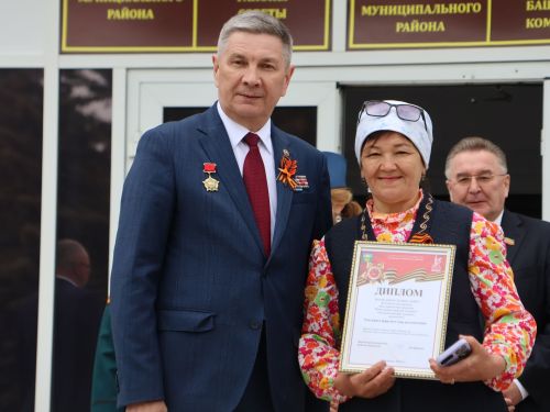 Җиңү килде җирне нурга күмеп, Шатлык белән күзне чылатып!