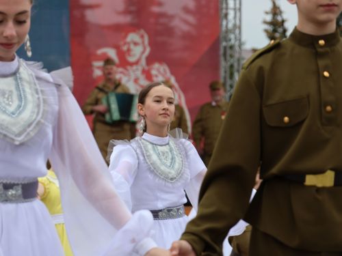 Җиңү килде җирне нурга күмеп, Шатлык белән күзне чылатып!