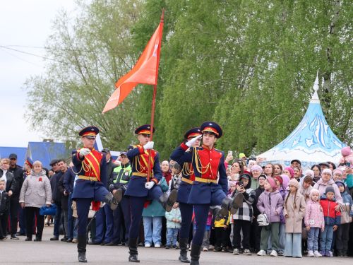 Җиңү килде җирне нурга күмеп, Шатлык белән күзне чылатып!