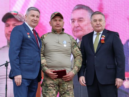 Җиңү килде җирне нурга күмеп, Шатлык белән күзне чылатып!