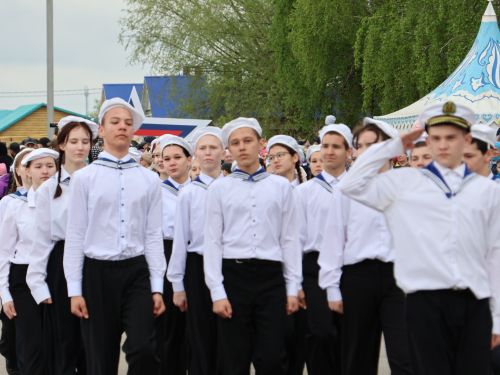 Җиңү килде җирне нурга күмеп, Шатлык белән күзне чылатып!