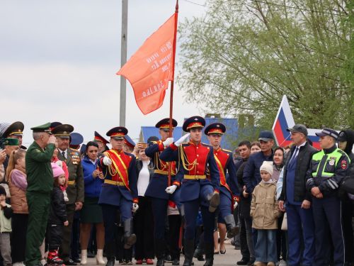 Җиңү килде җирне нурга күмеп, Шатлык белән күзне чылатып!