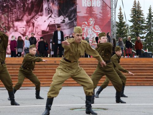 Җиңү килде җирне нурга күмеп, Шатлык белән күзне чылатып!