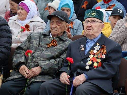 Җиңү килде җирне нурга күмеп, Шатлык белән күзне чылатып!