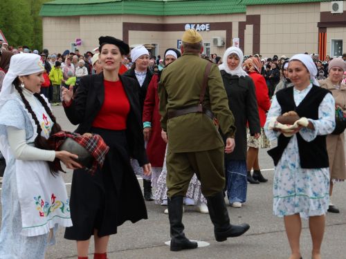Җиңү килде җирне нурга күмеп, Шатлык белән күзне чылатып!