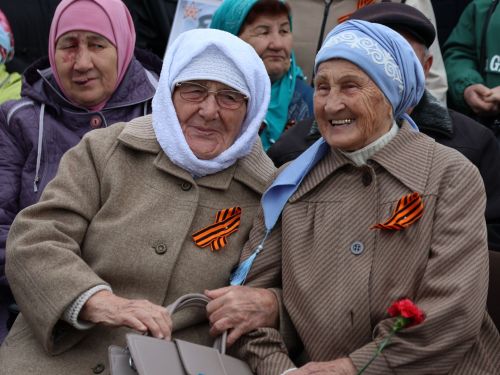 Җиңү килде җирне нурга күмеп, Шатлык белән күзне чылатып!