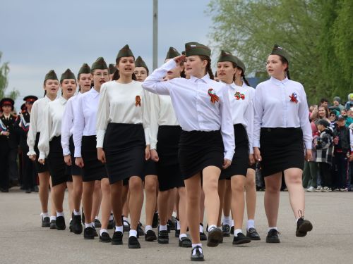 Җиңү килде җирне нурга күмеп, Шатлык белән күзне чылатып!