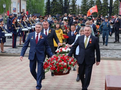 Җиңү килде җирне нурга күмеп, Шатлык белән күзне чылатып!