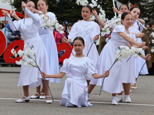 Җиңү килде җирне нурга күмеп, Шатлык белән күзне чылатып!