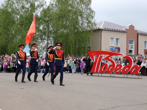 Җиңү килде җирне нурга күмеп, Шатлык белән күзне чылатып!