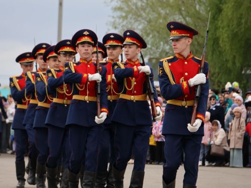 Җиңү килде җирне нурга күмеп, Шатлык белән күзне чылатып!