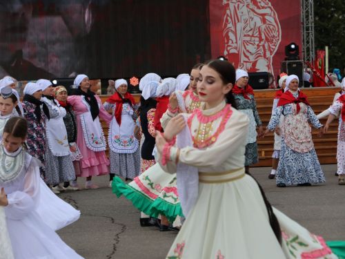 Җиңү килде җирне нурга күмеп, Шатлык белән күзне чылатып!