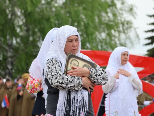 Җиңү килде җирне нурга күмеп, Шатлык белән күзне чылатып!