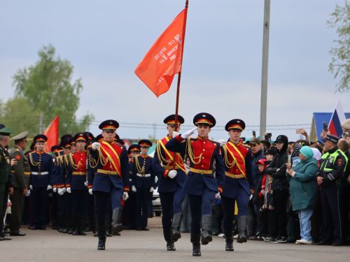 Җиңү килде җирне нурга күмеп, Шатлык белән күзне чылатып!