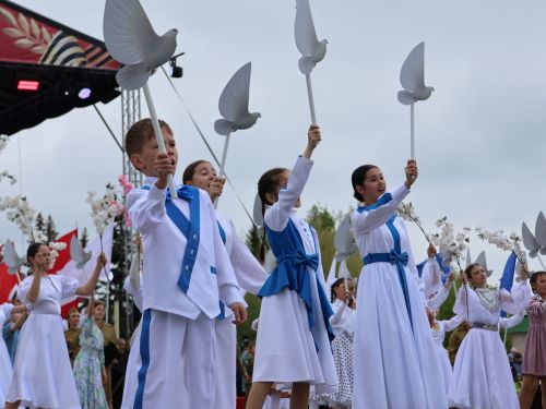 Җиңү килде җирне нурга күмеп, Шатлык белән күзне чылатып!