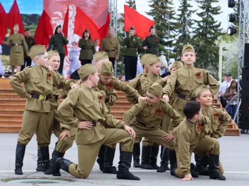 Җиңү килде җирне нурга күмеп, Шатлык белән күзне чылатып!