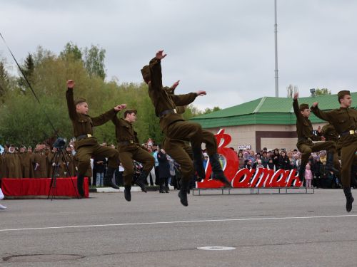 Җиңү килде җирне нурга күмеп, Шатлык белән күзне чылатып!