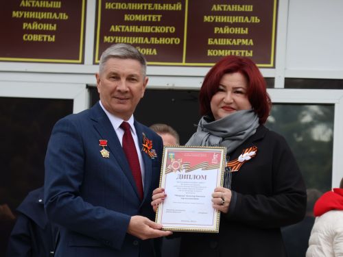 Җиңү килде җирне нурга күмеп, Шатлык белән күзне чылатып!