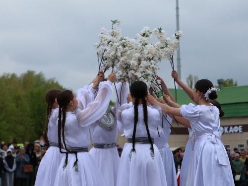 Җиңү килде җирне нурга күмеп, Шатлык белән күзне чылатып!