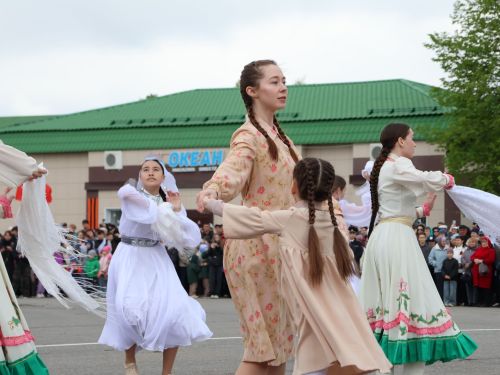 Җиңү килде җирне нурга күмеп, Шатлык белән күзне чылатып!