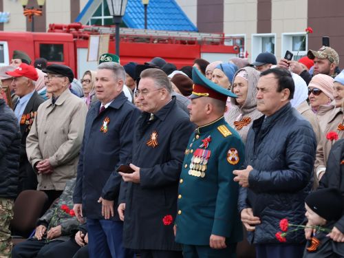 Җиңү килде җирне нурга күмеп, Шатлык белән күзне чылатып!