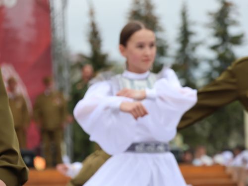Җиңү килде җирне нурга күмеп, Шатлык белән күзне чылатып!
