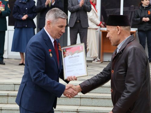 Җиңү килде җирне нурга күмеп, Шатлык белән күзне чылатып!
